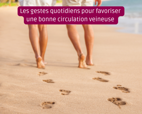 Marcher pieds nus sur la plage, l'un des 7 gestes pour des jambes légères en été